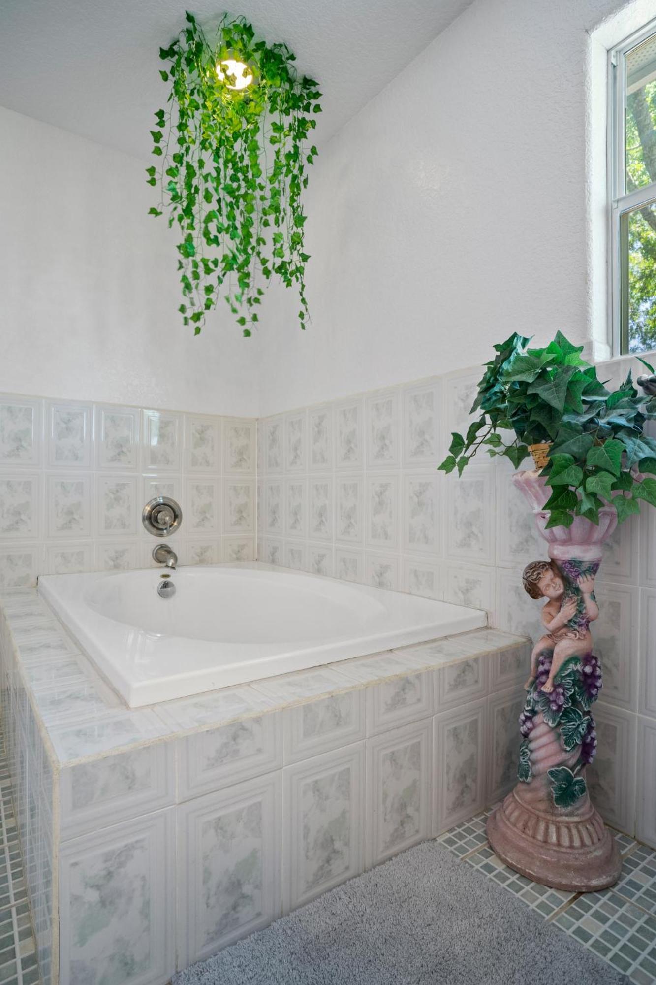 Bamboo Oasis-Relaxing Hot Tub-Family Time Villa Сан Антонио Екстериор снимка